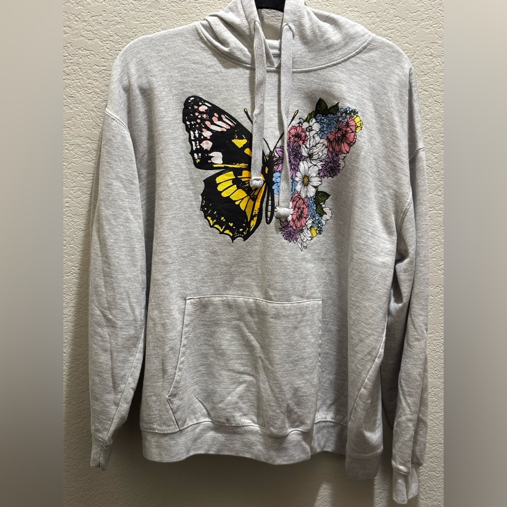 Wound Up Women’s 2X Gray Multicolor Butterfly/Floral Graphic Pullover Hoodie